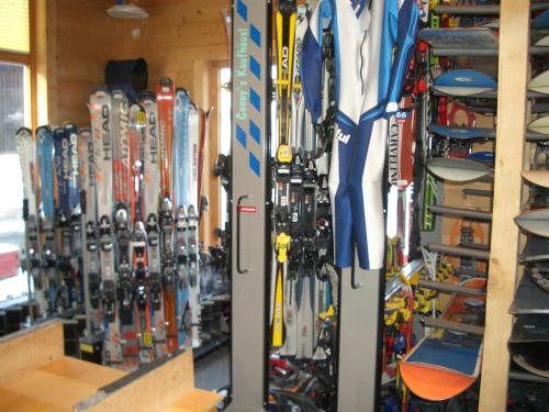 Spordikeskus ja/või sportimisvõimalused majutusasutuses Haus Cornelia
