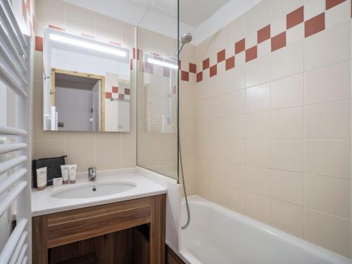 une salle de bain avec un lavabo et une douche dans l'établissement Val Thorens: Confort moderne, 4 pers, parking inclus - FR-1-640-66, à Val Thorens