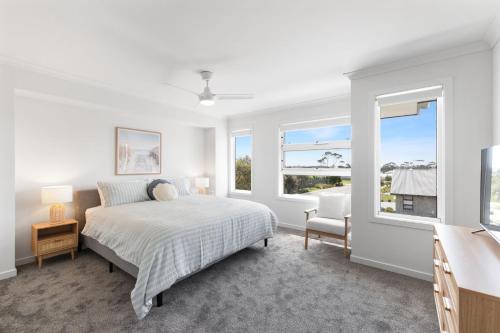 Un dormitorio blanco con una cama y una ventana. en SaltCove, en Cowes