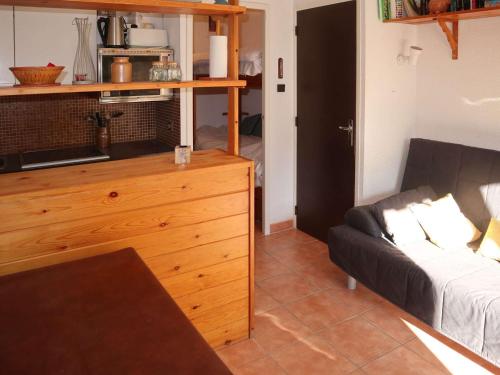 - un salon avec un canapé et une commode en bois dans l'établissement Charmant studio skis aux pieds pour 4 pers. aux Orres - FR-1-322-651, aux Orres