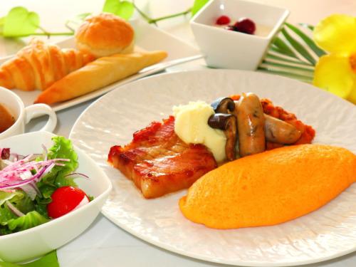 een witte plaat met eten op tafel bij The Ubufuru Ishigaki in Ishigaki Island