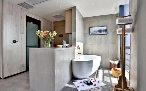 une salle de bain avec des toilettes blanches dans une chambre dans l'établissement Mehood Lestie, Nantong Tongzhou New Century Avenue, à Nantong