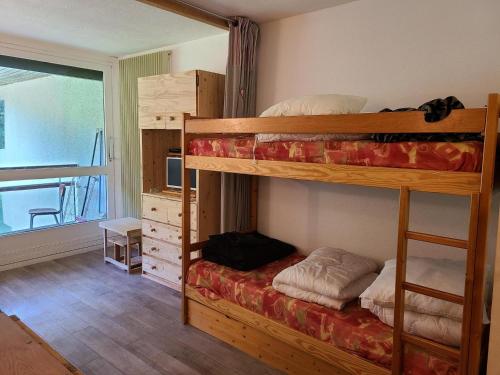 - une chambre avec 2 lits superposés et une télévision dans l'établissement Studio cosy 4 pers. au pied des pistes à Villard-de-Lans - FR-1-689-143, à Villard-de-Lans