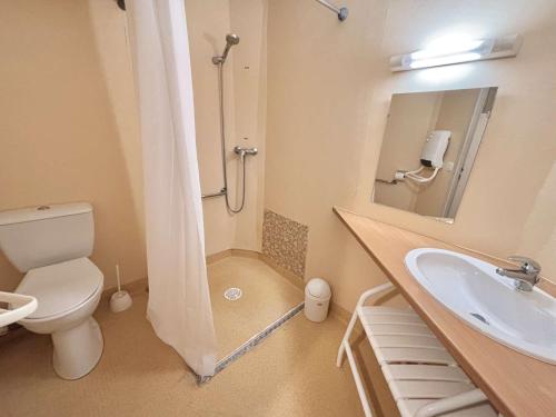 une salle de bain avec toilettes, lavabo et douche dans l'établissement Appartement 2 pièces à Flumet, aux pieds des pistes, piscine, animaux bienvenus, parking inclus - FR-1-603-111, à Flumet