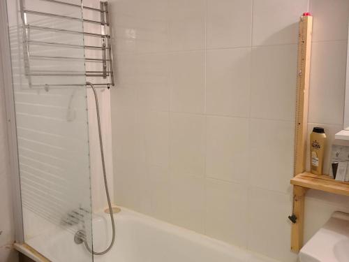 une douche avec une porte vitrée dans une salle de bain dans l'établissement Studio cosy 4 pers. au pied des pistes à Villard-de-Lans - FR-1-689-143, à Villard-de-Lans
