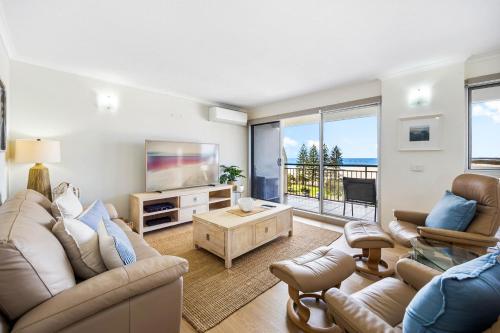 Fotografie z fotogalerie ubytování Oceanfront 3-Bed Retreat with Pool-Steps to Beach v destinaci Caloundra