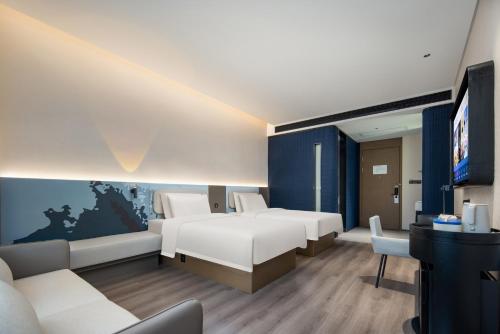 Кровать или кровати в номере Atour Light Hotel Guangzhou Pazhou Exhibition Canton Tower Subway Station