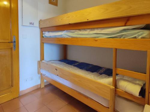 une chambre avec deux lits superposés dans l'établissement Studio cabine 4 pers avec parking à Pyrénées 2000 - FR-1-592-72, à Bolquère-Pyrénées 2000