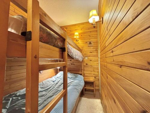 - une chambre avec 2 lits superposés dans une cabine dans l'établissement Studio cabine cosy avec jardin privatif à Praz-Sur-Arly - FR-1-603-110, à Praz-sur-Arly