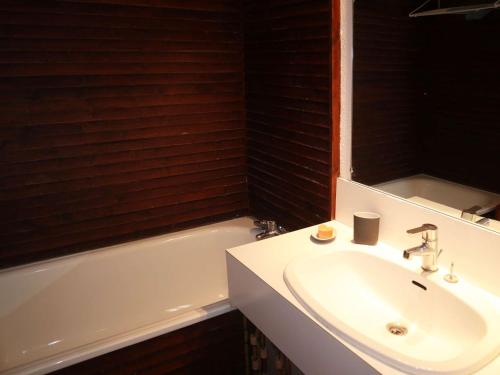 une salle de bain avec un lavabo et une baignoire dans l'établissement Charmant studio skis aux pieds pour 4 pers. aux Orres - FR-1-322-651, aux Orres