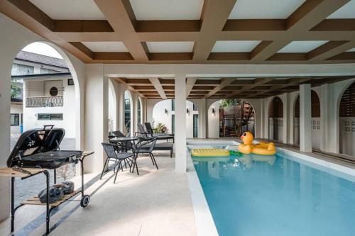 Bazén v ubytování Serene Suite 3BR Pool Villa Chiang Mai nebo v jeho okolí