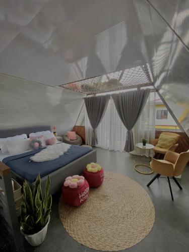 une chambre avec un lit dans une tente dans l'établissement Edimir Cabin House, à Tagaytay