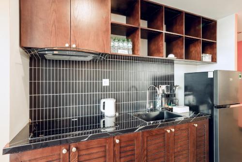 a kitchen with a sink and a refrigerator at Sapa Hai Yen Hotel and Apartment in Sa Pả