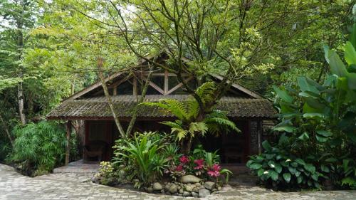 ein kleines Haus mitten im Wald in der Unterkunft Imah Seniman in Lembang