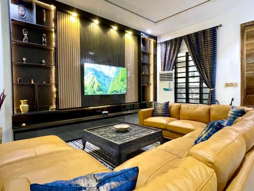 Una televisión o centro de entretenimiento en Luxe Lekki Retreat
