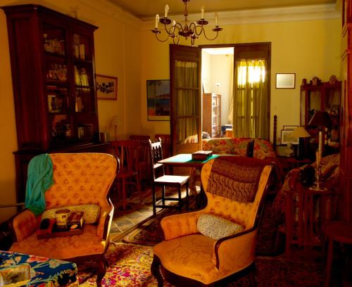 a living room with two chairs and a table at Olmitos 3, Casa-Palacio Real Piedad in Cehegín
