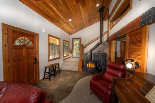 Two Adjacent Cabins near Silverwood with Vintage Ice Cream Parlor & Movie Theaterにあるシーティングエリア