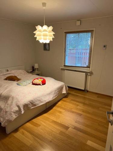 HensvikにあるVilla Hensvikのベッドルーム1室(犬が寝つくベッド1台付)