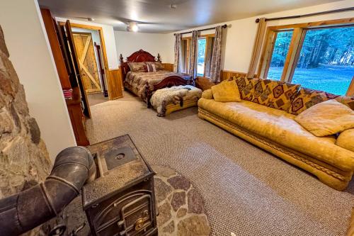 Two Adjacent Cabins near Silverwood with Vintage Ice Cream Parlor & Movie Theaterにあるシーティングエリア