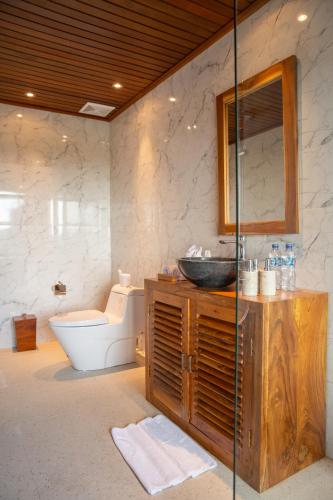 Un baño de Kaki Uma Villa