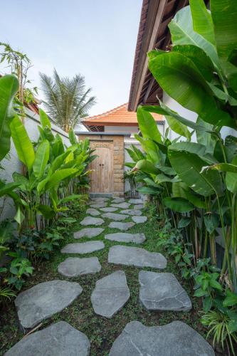 Jardín al aire libre en Kaki Uma Villa
