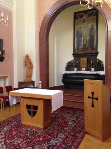 a room with a table with a cross on it at Schloss Gumpoldskirchen in Gumpoldskirchen