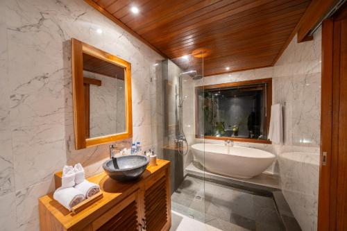 Un baño de Kaki Uma Villa