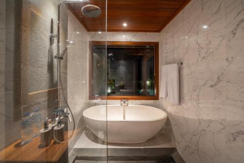 Un baño de Kaki Uma Villa