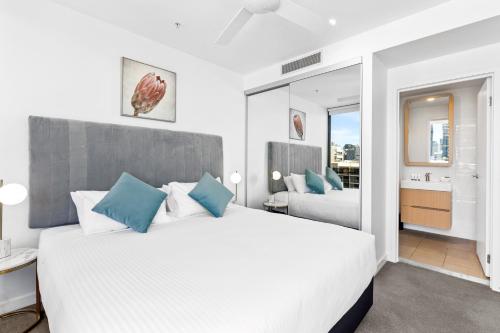 Un ou plusieurs lits dans un hébergement de l'établissement Brisbane One Apartments by CLLIX