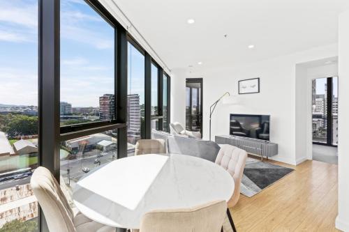 Télévision ou salle de divertissement dans l'établissement Brisbane One Apartments by CLLIX