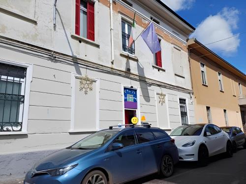 two cars parked in front of a building at Notte di Note - home hospitality in Busto Arsizio