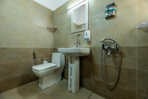 une salle de bain avec un lavabo, des toilettes et une douche dans l'établissement Pet-Friendly mountain view 2 bedroom cottage C1, à Mukteswar