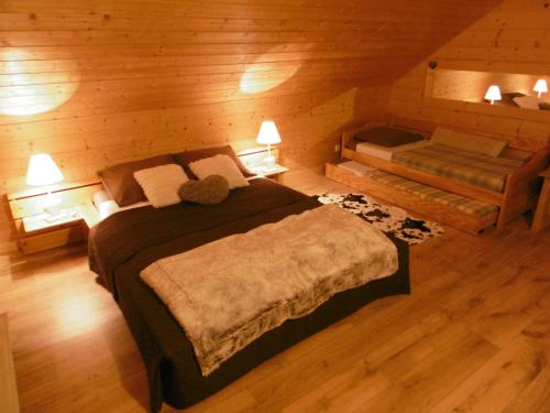 - une chambre avec un grand lit dans une cabine dans l'établissement Gite Au Coeur Du Chalet en Belledonne vers Prapoutel Les 7 Laux, à Sainte-Agnès