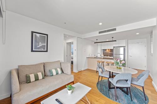 Coin salon dans l'établissement Brisbane One Apartments by CLLIX