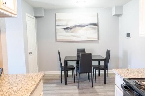kuchnia i jadalnia z czarnym stołem i krzesłami w obiekcie Echelon Oasis on Fleming Drive Modern Comfort & Smart Living w mieście Houston