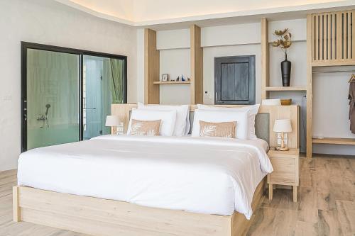 a large white bed with white sheets and pillows at Villa De Leaf River Kaeng Krachan in Phetchaburi