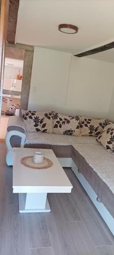 a living room with a couch and a table at Etno kuca Ostrvica 2 in Varnice