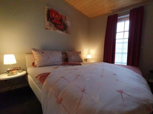 Ένα ή περισσότερα κρεβάτια σε δωμάτιο στο Sandburg Comfortable holiday residence