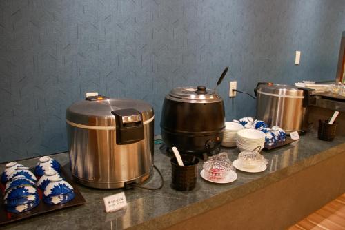 a kitchen counter with two large pots and pans at Hotel&Resort Yamanouchi Hills in Yamanouchi