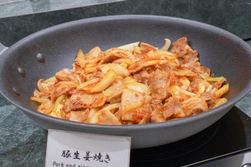 a pan filled with food on top of a table at Hotel&Resort Yamanouchi Hills in Yamanouchi