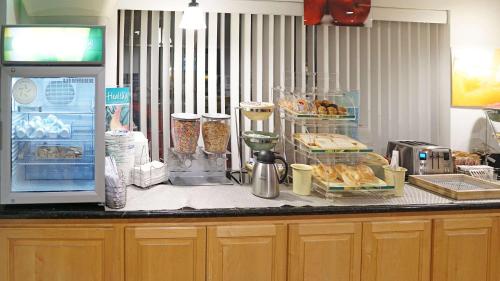 een aanrecht met een koelkast en wat voedsel erop bij Quality Inn Near Fort Hunter Liggett in King City