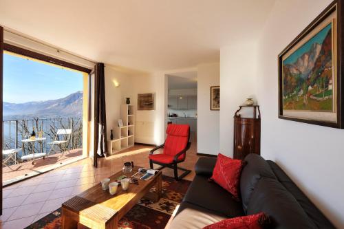 Una sala de estar con un sofá y una ventana grande. en Alto Perledo Terrazzo, en Perledo