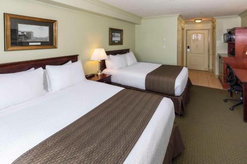 Кровать или кровати в номере Quality Inn & Suites