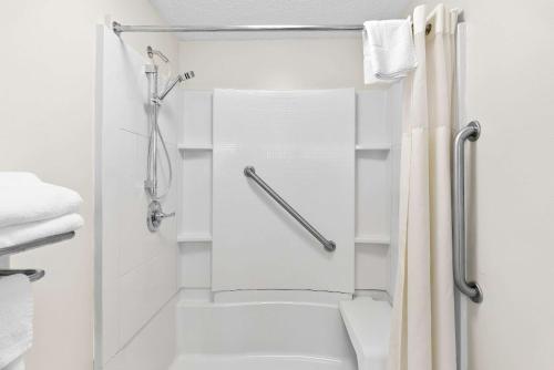Ένα μπάνιο στο Quality Inn Russellville