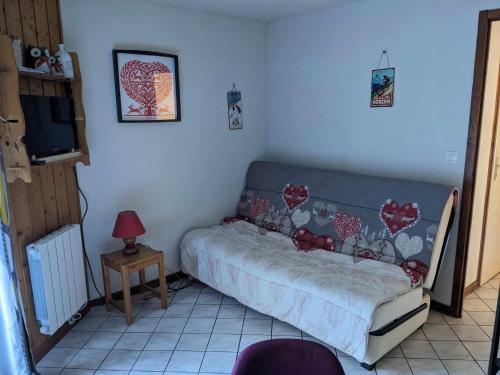 un salon avec un canapé et une télévision dans l'établissement 2 pieces Morzine, à Morzine