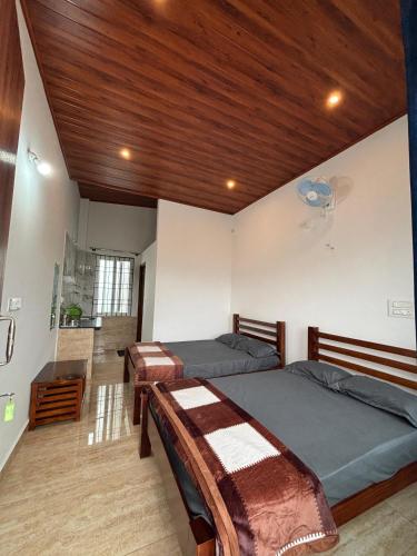 En eller flere senge i et værelse på Kamal nivas service apertments