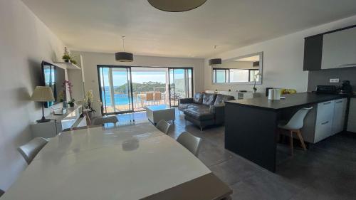 une cuisine et un salon avec une table et un canapé dans l'établissement Villa Bavella Fautea, à Conca