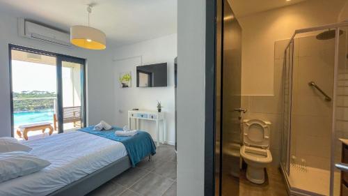 une chambre avec un lit et une salle de bain avec WC dans l'établissement Villa Bavella Fautea, à Conca