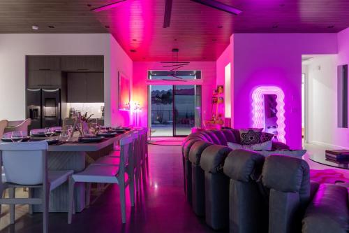 Posezení v ubytování The Maya by Fieldtrip Modern Desert Estate With Resort-Style Pool