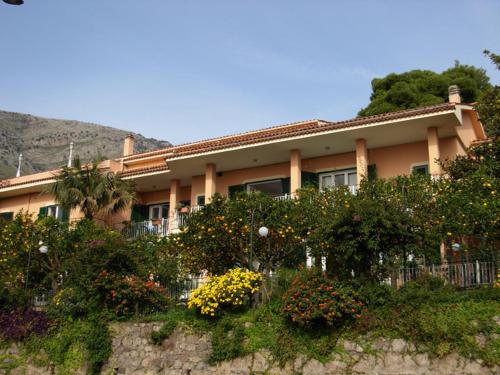 une maison avec un bouquet de fleurs devant elle dans l'établissement Hotel Villa Degli Aranci, à Maratea